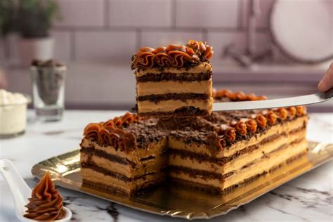 Chocotorta servida en un plato con decoración de cacao