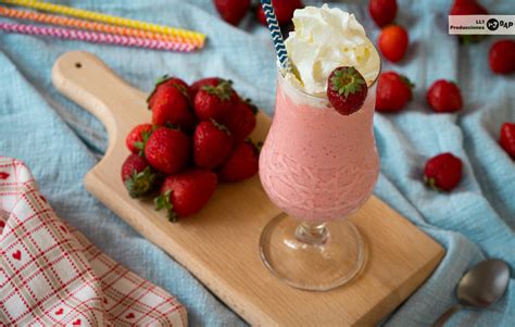 Batido de fresas con helado y nata