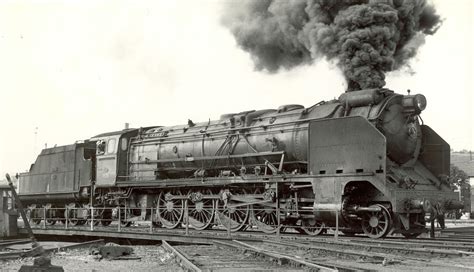 Locomotora de vapor antigua en un museo industrial