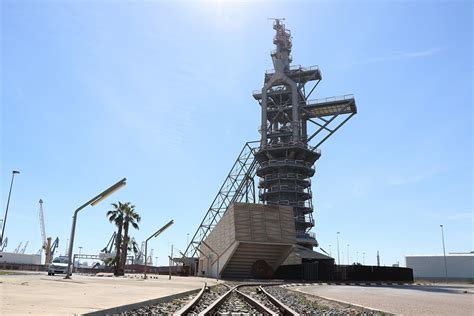 Vista panorámica de la ciudad de Sagunto con el Alto Horno nº2 en primer plano