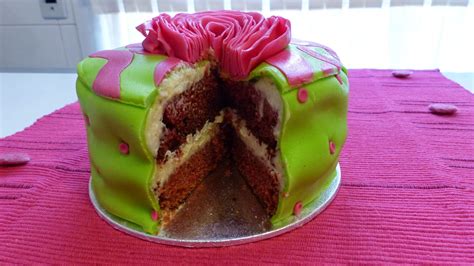 Proceso de horneado de un bizcocho para tarta fondant