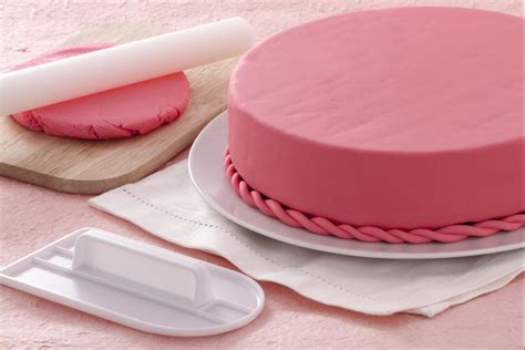 Estirando fondant para cubrir una tarta