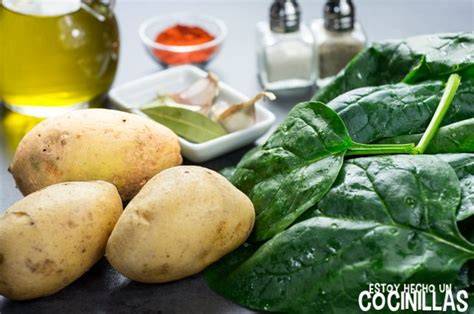 Ingredientes principales para espinacas con patatas y pechuga