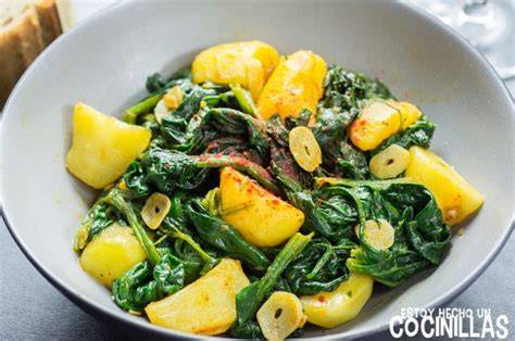 Espinacas con patatas y pollo en cacerola