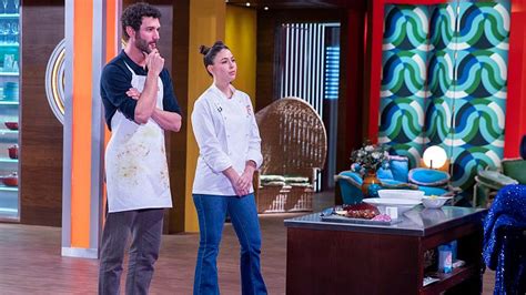 Ofelia presentando su plato 