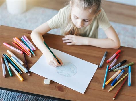 Niños dibujando con lápices de colores Faber-Castell Grip