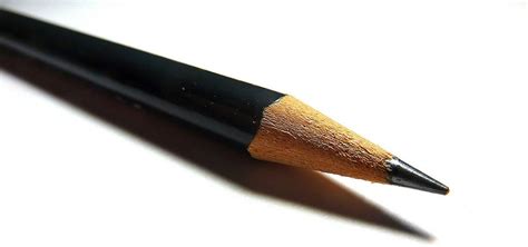 Comparativa de la mina de un lápiz tradicional y un lápiz Faber-Castell moderno