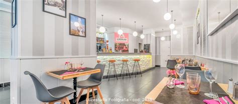 Interior acogedor de La Creperia Rosa con decoración temática