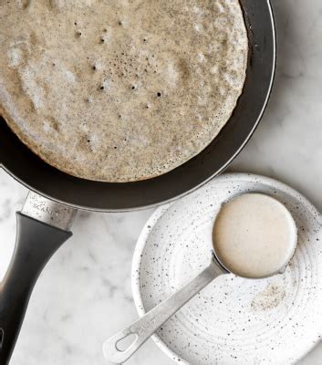 Sartén con crepe de trigo sarraceno