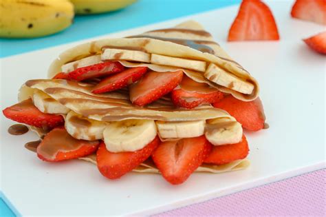 Crepe dulce con frutas y chocolate