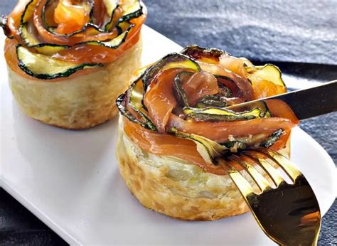 Flores de hojaldre con salmón y calabacín