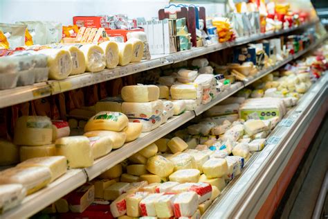 Sección de quesos frescos en un supermercado Alcampo