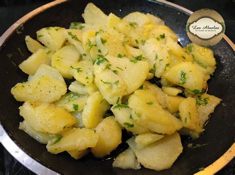 Patatas a lo pobre en sartén