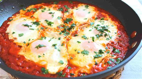 Huevos batidos con tomate y hierbas