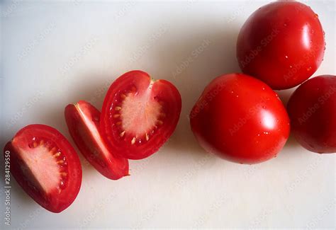 Tomates cherry y pimientos verdes cortados