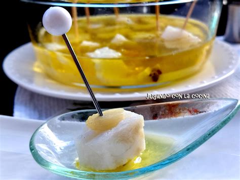 Ajos y guindilla infusionando en aceite