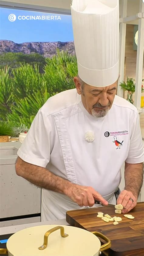 Emulsionando la salsa pil pil en una cazuela