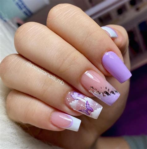 Uñas lila pastel con mariposas