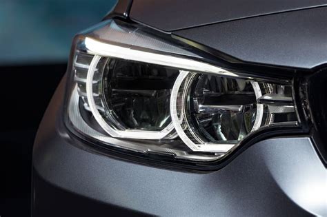Detalle de las luces LED DRL y direccionales de la parrilla