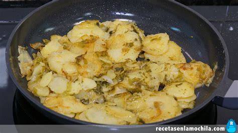 Patatas ralladas friéndose en sartén