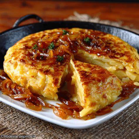 Plato de Parmentier de patata con cebolla caramelizada