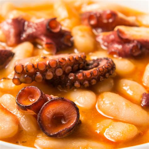 Plato de alubias con pulpo recién preparado