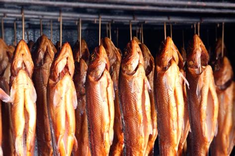 Proceso de ahumado tradicional del salmón