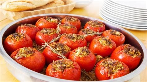Tomates rellenos al horno listos para servir