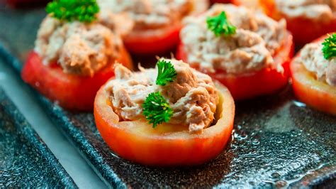 Tomates rellenos de atún presentados de forma atractiva