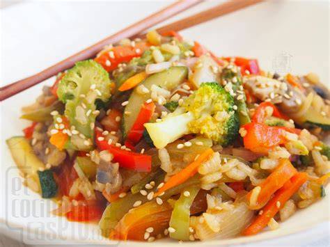 Almejas salteadas con verduras y soja