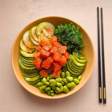 Ingredientes para un bowl de salmón ahumado