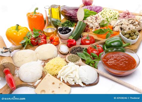 Composición de una pizza con ingredientes frescos
