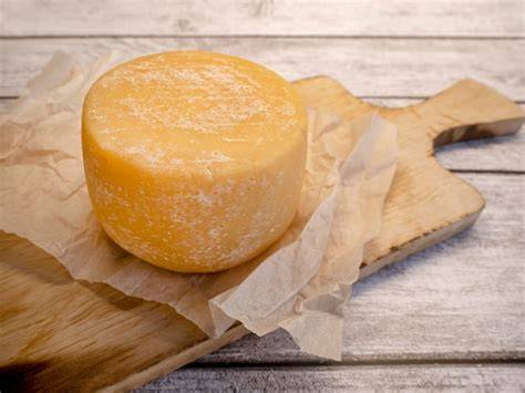 Queso curado artesanal sobre tabla de madera