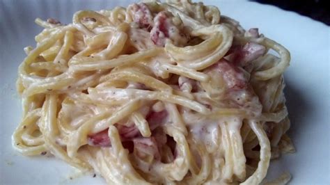 Espaguetis con salsa de queso y bacon