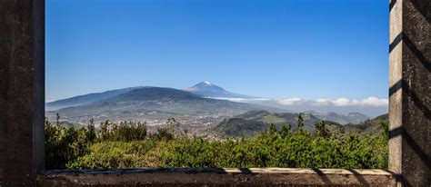 Paisaje del Mirador Cruz del Carmen con La Laguna y el Teide al fondo