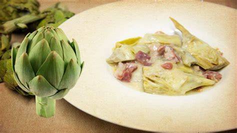 Un plato gourmet con alcachofas