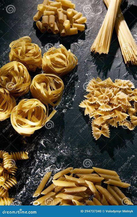 Diferentes tipos de pasta: spaghetti, fettuccine, penne