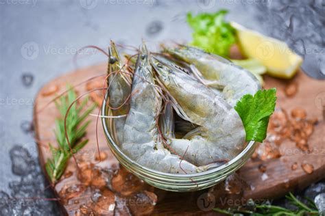 Camarones crudos frescos en un tazón