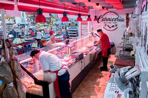 Carnicería tradicional con exposición de productos frescos