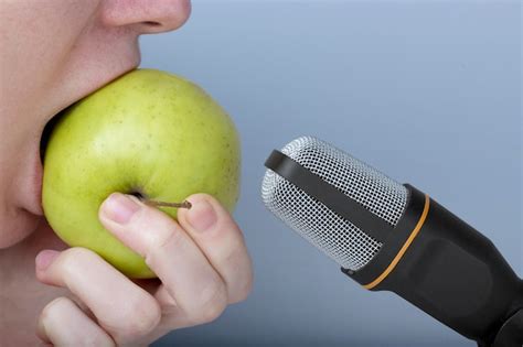 Persona comiendo con un micrófono para ASMR