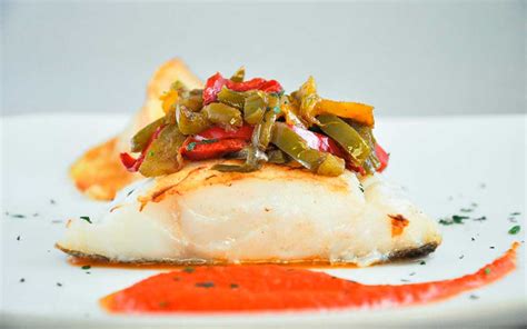 Ingredientes frescos para bacalao con piperrada