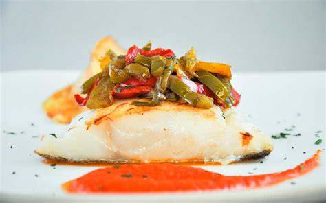 Bacalao cocinándose en la piperrada