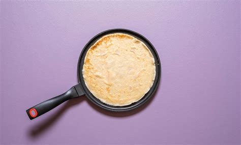 Cocinar un crepe en la sartén