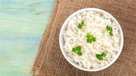 Arroz blanco suelto en un bol