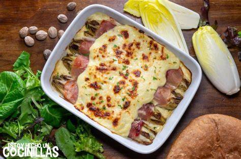 Endivias gratinadas con jamón y queso doradas en el horno