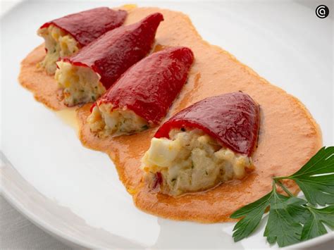 Pimientos rellenos de salmón y huevo duro en frío