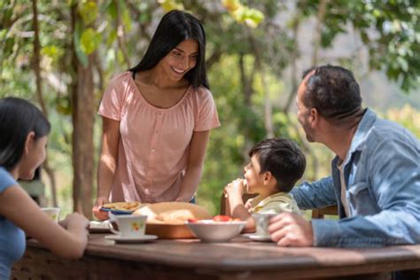 Familia colombiana desayunando arepas
