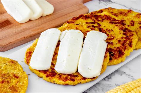 Arepa de choclo con queso y miel
