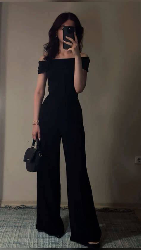 Julia March posando con un outfit de moda.