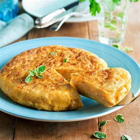 Tortilla de patatas recién hecha en freidora de aire